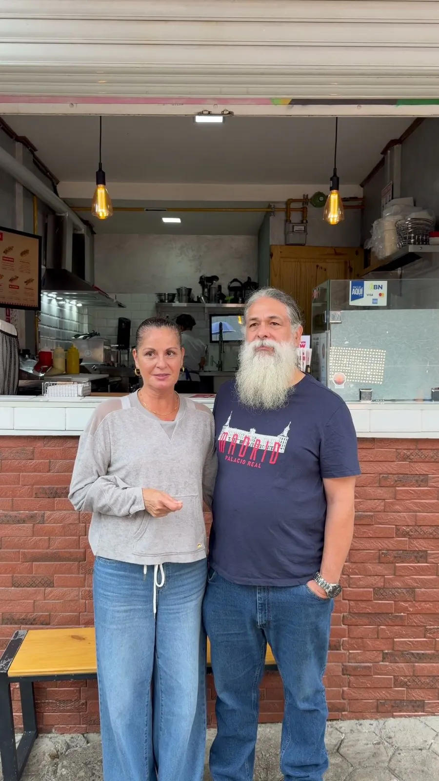 Don Diego y Marcia frente a la ventanita