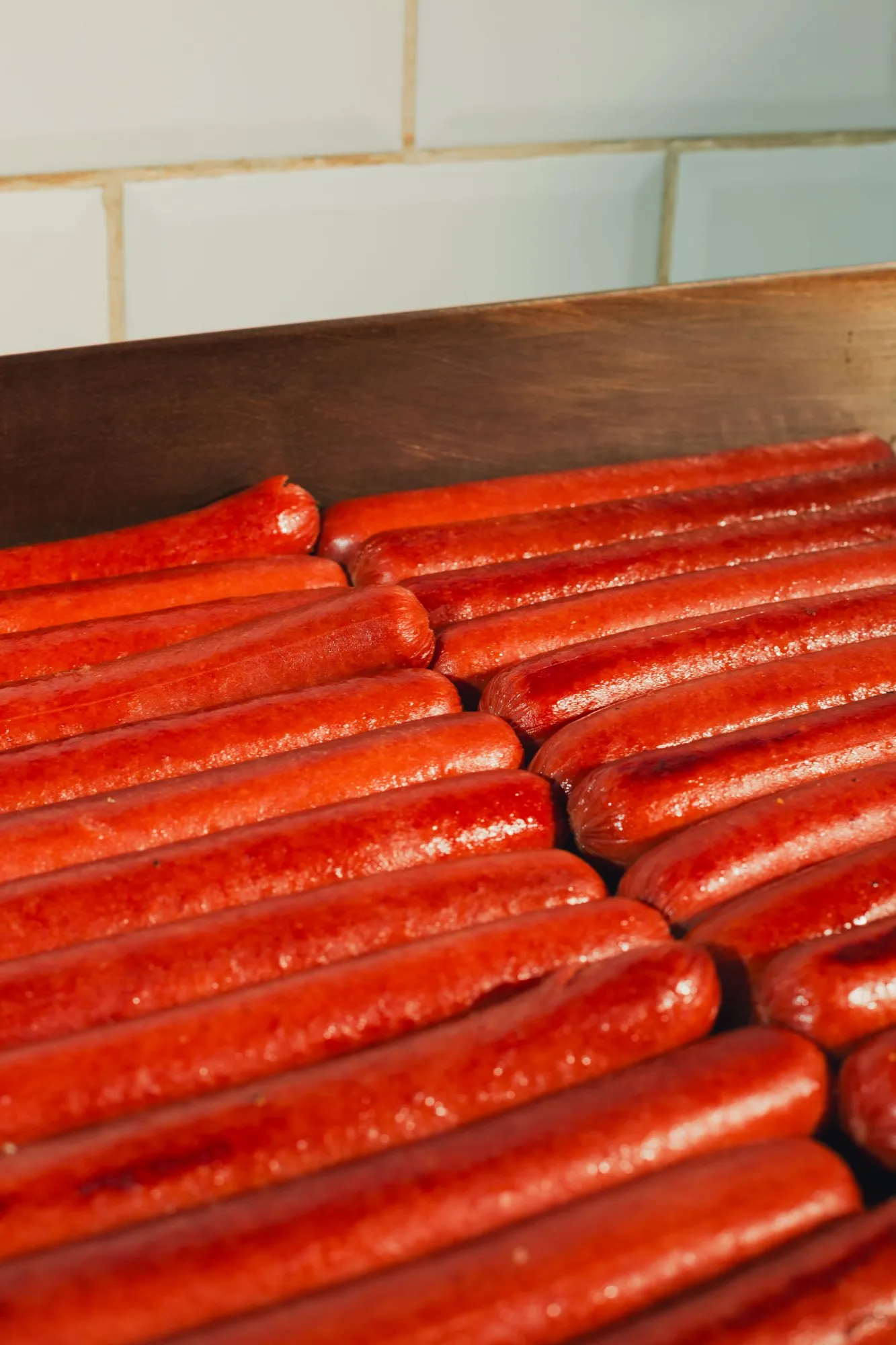 Salchichas de res en la plancha